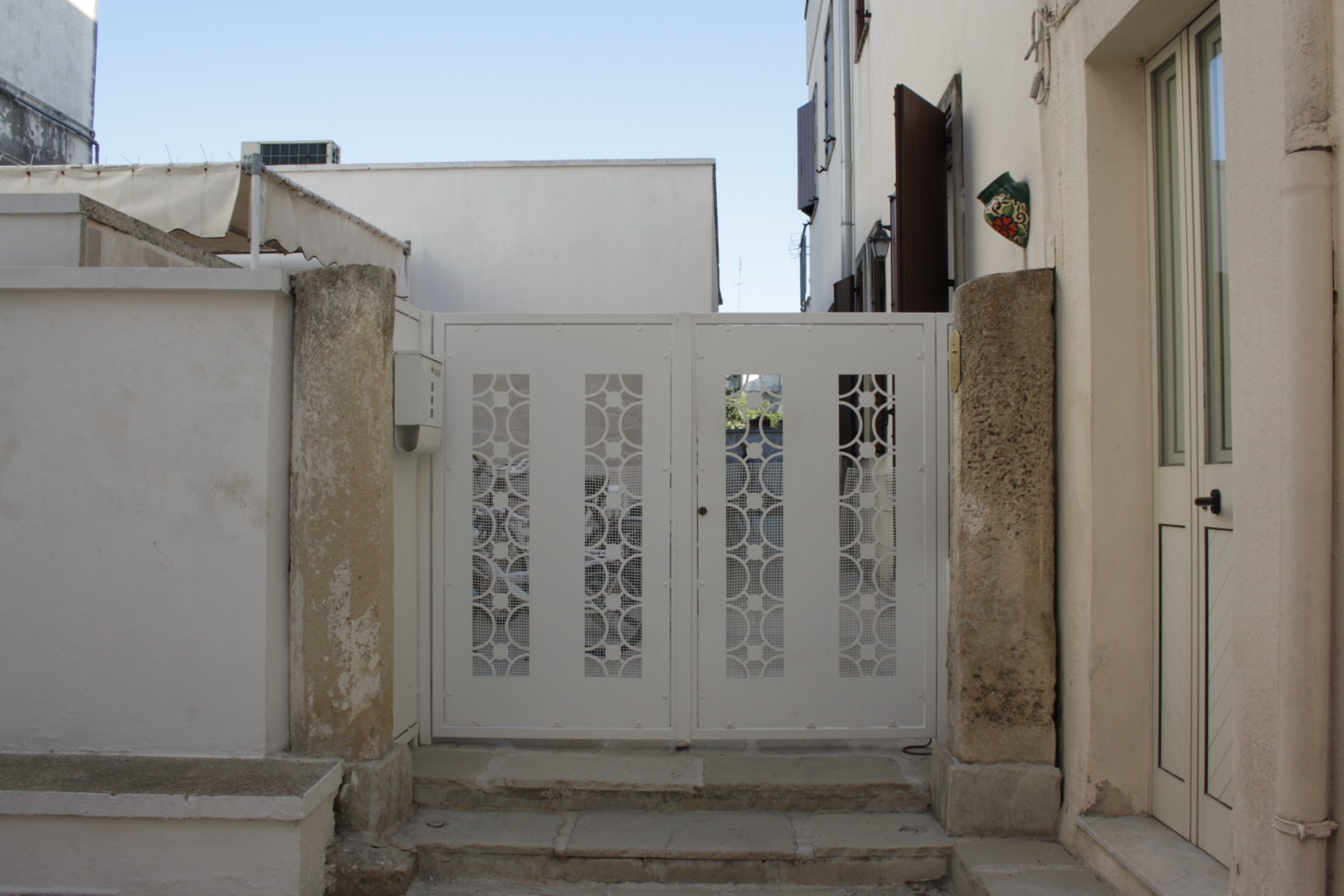 Menhir 2 in via San Vincenzo, 1